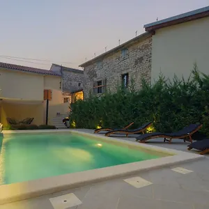  Ferienhaus Authentic Istrian Stazione With Pool